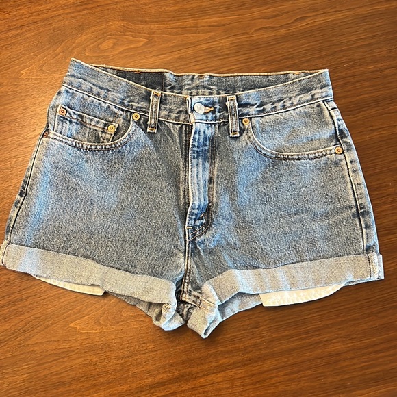 Relaxed fit Levi denim shorts size 30. - Picture 3 of 5